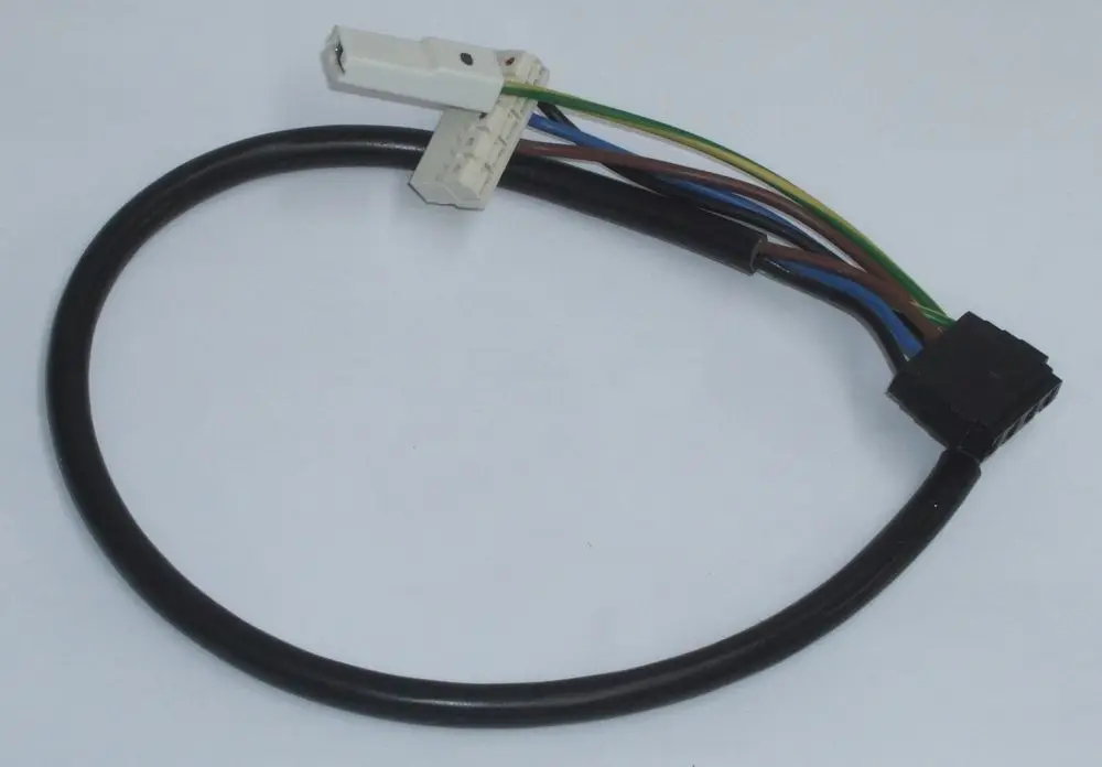 Kabel mit mehreren Farbdrähten und zwei Steckverbindern, das für die Verbindung in Daikin Altherma C Öl-Systemen vorgesehen ist.